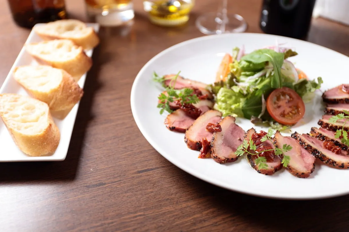 合鴨パストラミの盛り付けとバゲット