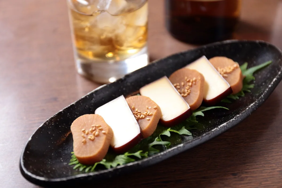 燻製たくあんとチーズの盛り付けとハイボール